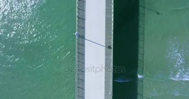 Vista superior de um voo sobre um cais com turistas em um dia de verão em bom tempo — Vídeo de Stock