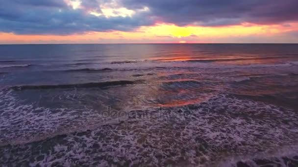 Helikoptervlucht over de prachtige eindeloze zee tijdens een heerlijke zonsondergang in de zomer luchtfoto schot — Stockvideo