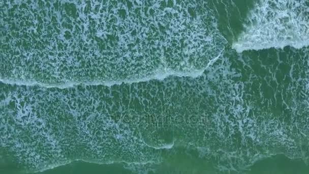 Εναέρια βολή αφρού κύματα της θάλασσας, δύναμη κυμάτων, τεράστια ροή βαθύ πράσινο νερό με λευκό αφρό κάτοψη, λήψη από ελικόπτερο — Αρχείο Βίντεο