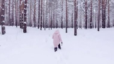 Büyük snowdrifts, diz batan bir kızın sıcak kış giysileri içinde hava atış yürür