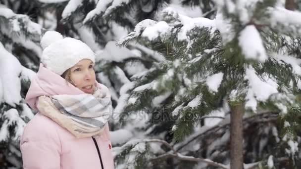 Europea hermosa chica disfruta del bosque de invierno, lanzando nieve con picea cámara lenta — Vídeo de stock