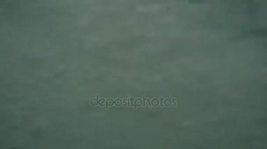 Adamı vurdum Pov denize atlar bir takla yapar ve su altında yüzüyor. Doğa sporları, Aktif istirahat. Ağır çekim. Denizin içine açık Flip git.