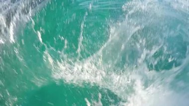 POV shot Motorlu tekne yeşil temiz denize atlamak, yüzme su, yaşam tarzı, açık hava etkinlikleri altında. Ağır çekim