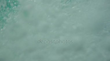 Boş zaman. POV yüzme su altında vurdu. Turkuaz temiz su ile denizde su altında yüzen bir tekneden atlama altına batar. Ağır çekim