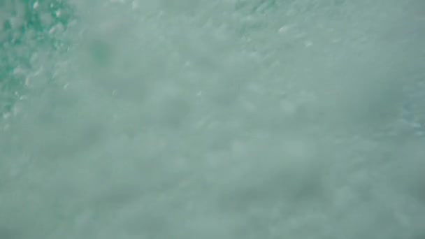 Loisirs. POV a nagé sous l'eau. sautant d'un bateau, flottant sous l'eau dans la mer avec de l'eau claire turquoise, coule au fond. Mouvement lent 