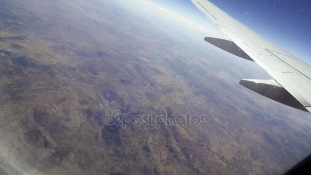 Je voyage en avion. Survolez la mer bleue et une île au milieu de la mer. Vue aérienne. Belle vue depuis la fenêtre de l'avion . — Video