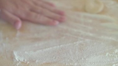 Eller rulo hamur bir oklava ile bir daire şeklinde masanın üzerine için cook olun köfte yakın çekim