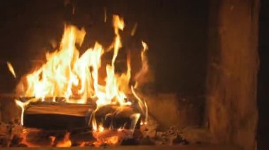 Akşam eve şömine sıcak sıcak yangın. Bir tuğla şömine Panning vurdu içinde gerçek ahşap Burning.