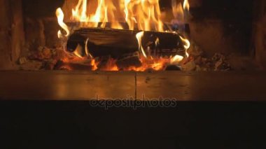 Sıcak sıcak ateş içinde eve şömine. Bir tuğla şömine tilt içinde gerçek ahşap Burning