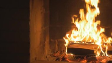 Sıcak sıcak ateş içinde eve şömine. Bir tuğla şömine yavaş vurdu kaydırma içinde gerçek ahşap Burning.