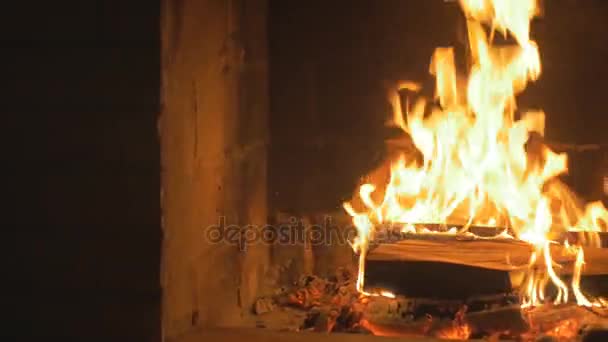 Теплый уютный огонь в домашнем камине. Настоящее дерево Горение в кирпичном камине Медленный выстрел Panning . — стоковое видео