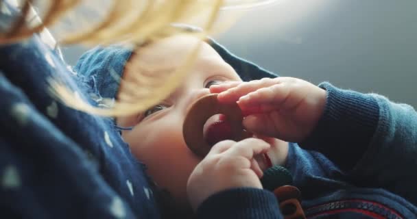 Bebé feliz e tranquilo às mãos das mães durante o voo no avião. Criança sorridente e alegre e uma mãe . — Vídeo de Stock