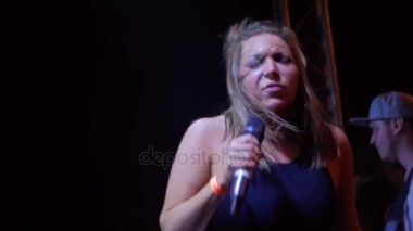 Duygusal bir şarkı bir solo rock grubu bir müzikal performans, indie rock, pop-rock, canlı dikiş, yavaş mo sırasında perfomance
