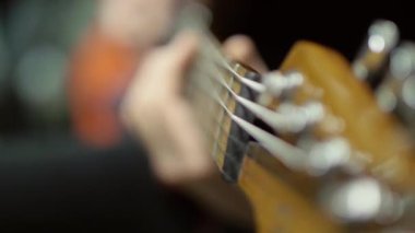 Yakın çekim erkek el elektro gitar, çalmak bir müzikal performans, indie rock, pop-rock önce ısınmak