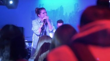 Rock şarkıcısı sahne müzik performansı, konser rock grubu Indie rock, pop-rock, canlı show, ağır çekim üzerinde şarkı söylüyor.
