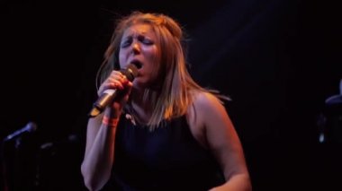 Bir rock grubunun solisti bir müzikal performans, canlı show, ağır çekim sırasında Sahne Alanı'nda duygusal şarkı sahiptir