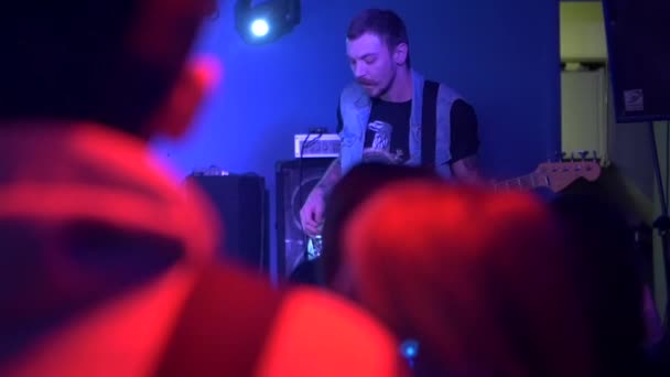 Střelba z hlediště baskytarista na jevišti hudební vystoupení, zpomalené — Stock video