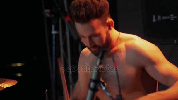 Trummis i ett rockband spelar professionellt trummor under en musikföreställning, live show, alternativ pop rock — Stockvideo
