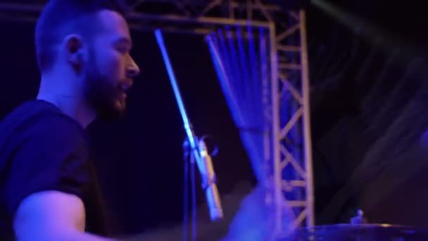 Drummer van de band speelt professioneel de drums op het podium, met het licht van de Binnendozen, indierock, pop rock, Spektakel — Stockvideo
