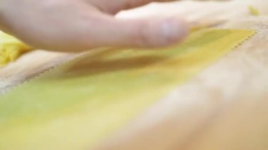Yakın çekim mens ince bir levha ile kesme makarna, ağır çekim için hazırlanan hamur, hareket