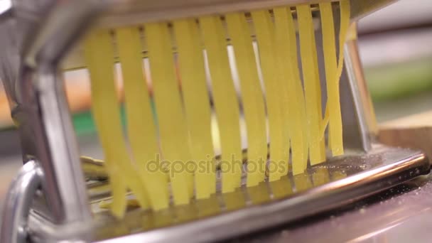 Lo chef fa una macchina per pasta fresca. Processo di taglio pasta, primo piano, rallentatore — Video Stock