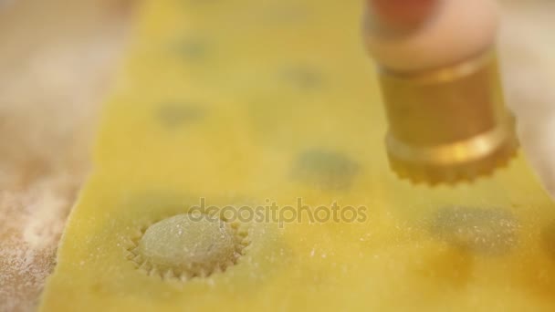 Chef cozinhar ravioli com um recheio de massa crua fatiada à mão de uma folha de massa e farinha, câmera lenta — Vídeo de Stock