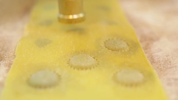 Ravioli de forma redonda cortado da massa, close-up corte de macarrão ravioli com faca de roda, close-up, câmera lenta — Vídeo de Stock