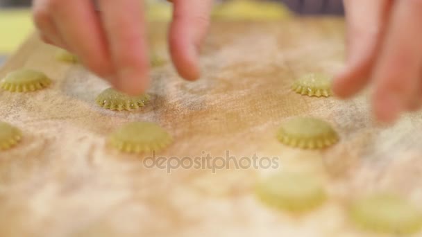 Close-up chefs mãos movendo o ravioli semi-acabado em uma mesa espalhada com farinha, câmera lenta — Vídeo de Stock