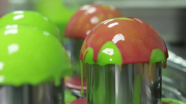 Renkli parlak sıvı damla pasta ağır çekim yakın çekim damlayan sır. Profesyonel tatlı yemek