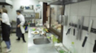 Aşçı, aşçı Önlükler içinde ve Restoran, kafe mutfakta çalışırken üniformalar. Takım aşçıların iş başında. Ufuk görünümü.