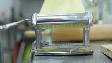 Ağır çekim taze spagetti makarna makarna makine dışarı kapatın. Şef kullanmak pasta kesme makinesi