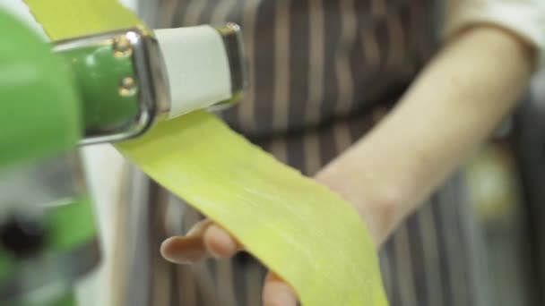 Shaping pasta dough by using a pasta machine. Close up. Dough cooked in a pasta machine — Stock Video