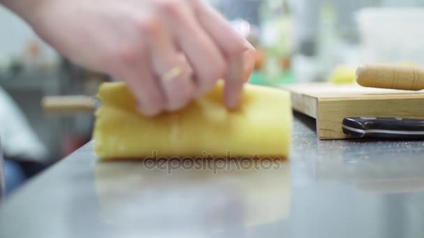 Męskie ręce szefa kuchni rozłożyć na stole cienką warstwą ciasta. Człowiek za pomocą wałkiem Rozwałkować ciasto na makaron makro — Wideo stockowe