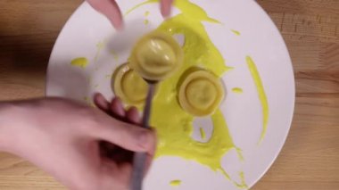 Çanak hizmet işlemi. Ravioli pesto ve beyaz tabakta domates ile. Estetik olarak güzel yemekler hizmet. Üstten Görünüm, yakın çekim