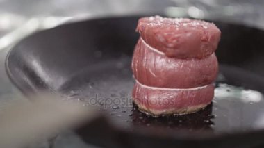 Bir tavada yağ kullanarak taze et güzel bir biftek kızart. Kabarcıklanma petrol kabarcık sıcak tava üzerinde. Yakın çekim