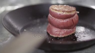 Yakın çekim bir kızartma tavası kullanım yağda kızartılmış taze et eti bağlı. Yağı bir tavada kaynar