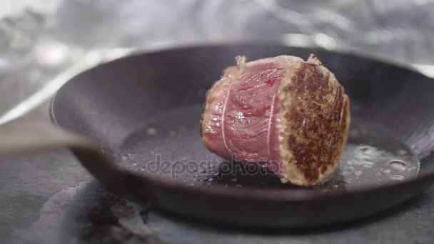 O bife de carne apetitoso suculento fresco frita-se em uma panela de ato de fritar com o óleo. Movimento lento, close-up — Vídeo de Stock