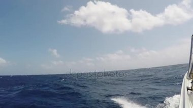 POV yolculuk dalgalar aracılığıyla bir yatta. Yatçılık. Aşırı spor. Yelken. Yat.