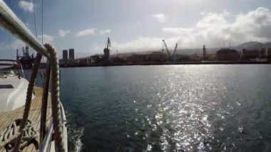 Açık bir teknenin hareket doğru limandan, gemide mürettebat açık denize girmek hazırlanıyor Timelapse Pov shot