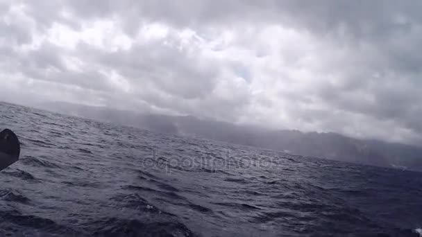 Voyage sur un yacht au bord de la mer par temps nuageux, en arrière-plan la ligne d'horizon, pov — Video