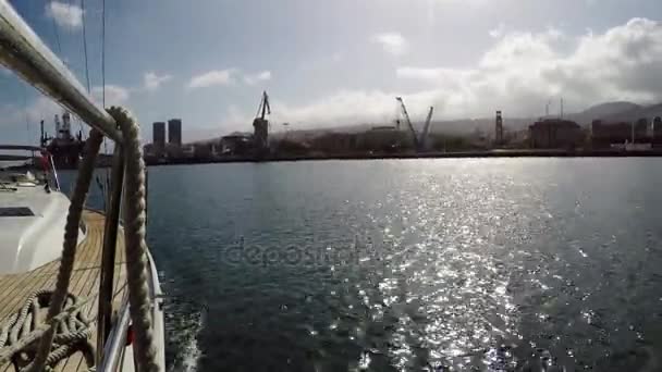 TIMELAPSE POV scatto della parte anteriore di una barca in movimento verso dal porto, equipaggio a bordo si prepara ad entrare in mare aperto — Video Stock