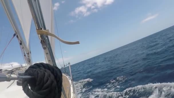 POV shot egy vitorlás hajó, mozog a tenger, habos hullámokkal keresztül. Tenger voyage egy jachton — Stock videók
