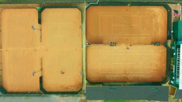 Fotografía aérea de canchas de tenis En proceso de preparación del territorio para el partido — Vídeo de stock