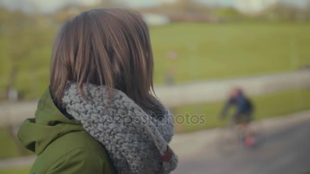 Pensive jovem mulher bonita goza de uma caminhada no parque de verão. Lento movimento. FECHAR — Vídeo de Stock