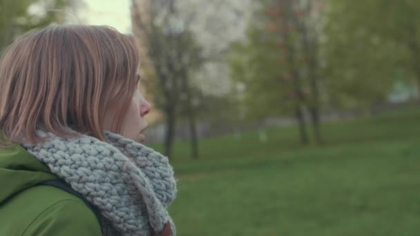 Allegro spensierata giovane donna cammina attraverso il canto del parco una canzone, da vicino, rallentatore — Video Stock