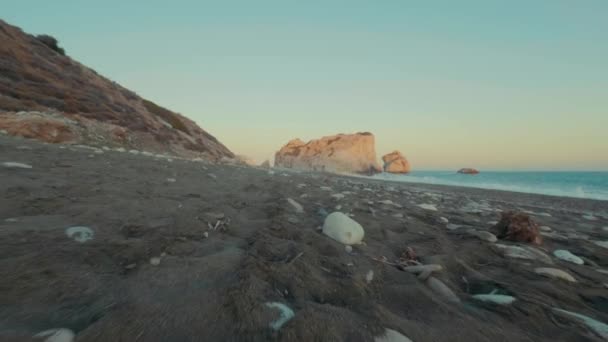 POV chůze podél pobřeží oceánu, moře na písečné pláži při západu slunce. Úžasná krajina — Stock video