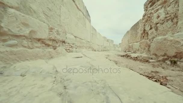 Caminhe pelos edifícios arruinados antigos de civilizações antigas. VPO . — Vídeo de Stock