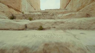 Harap duvarları bina antika POV artış merdivenlerde. Kourion, Antik şehir devleti