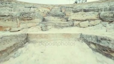 Merdiven amfitiyatro Kourion Kıbrıs tiyatro Pov Shot antik bir yerde çıkma hızlı
