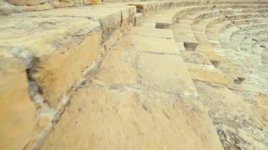 POV Kourion Kıbrıs tiyatro vurdu. Kourion antik Yunan amfi tiyatro tur yürüme Harabeleri